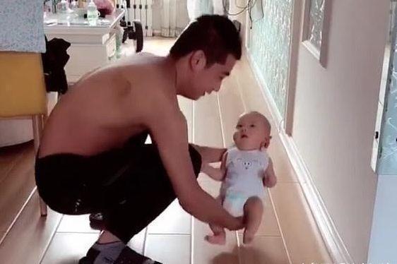 小左|“会玩奶爸”带娃练习走路火了,娃一脸无奈:你开心就好