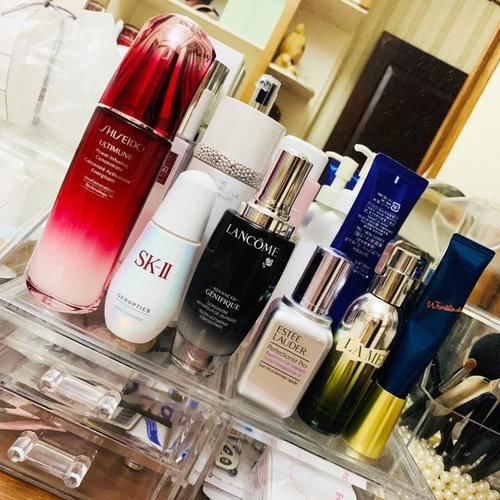 请问有没有适合30+女性的全套护肤品，粉底液推荐，最好价格中等？