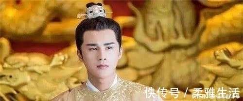 曹嵩|调皮孩子贪玩爬上龙椅,皇帝:好玩吗?孩子机智答6字,顺利登基