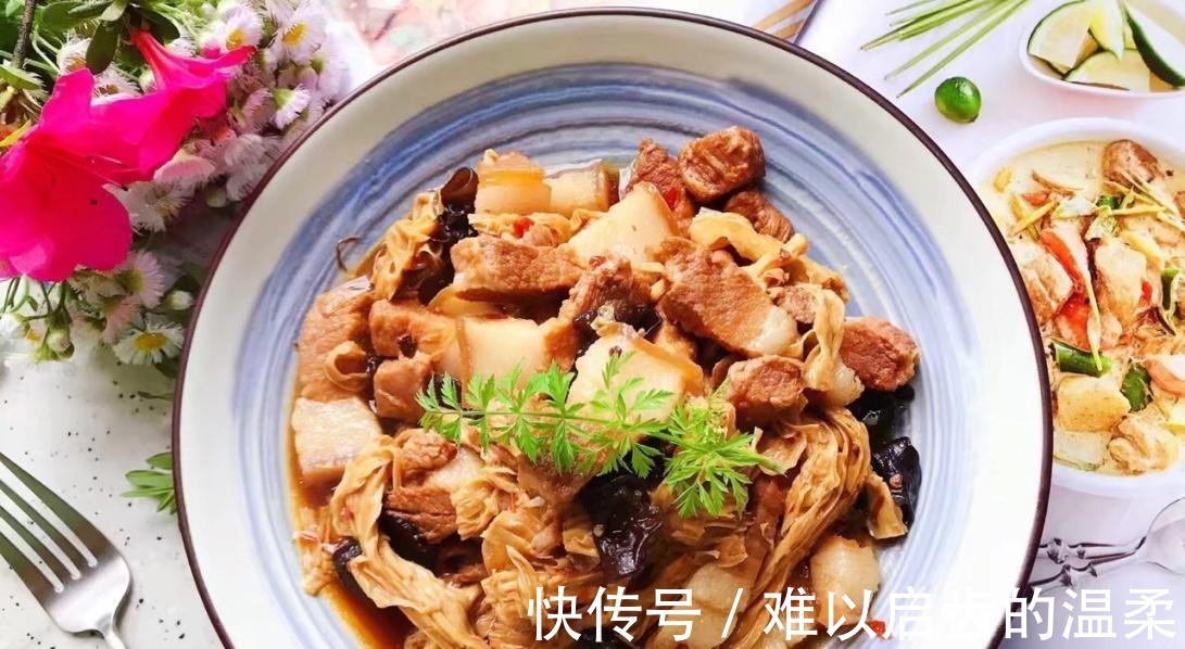 红烧肉|家常木耳腐竹红烧肉，用老卤汁一起炖煮，味道鲜美下饭，真解馋