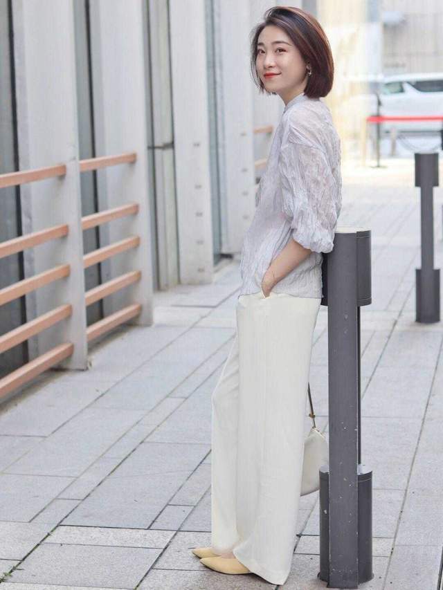 小蛮腰|花哨衬衫过时了,今秋流行“白衬衫+烟管裤”,配上低跟鞋超好看