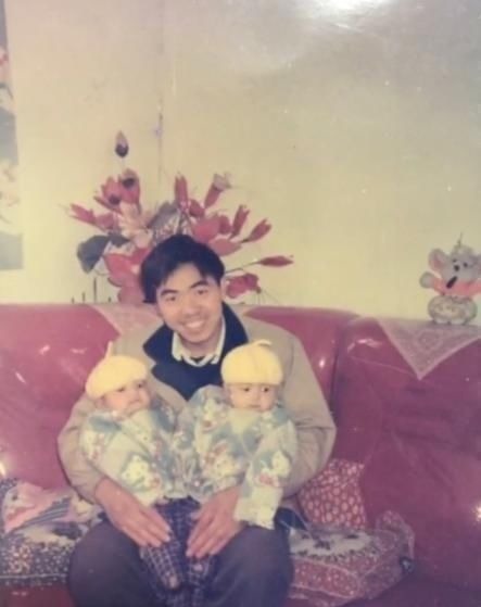 合影|爸爸和双胞胎儿子时隔20年再合影,引人感慨妈妈的基因被挤没了