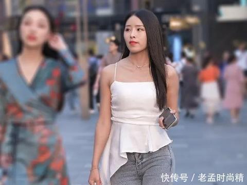街拍: 气质出众的小姐姐, 穿上时髦的吊带装, 魅力女神气质出跳