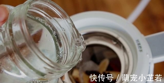 食材|秋冬进补,多喝这杯养生汤,四种食材煮一壶,手脚暖和睡得香