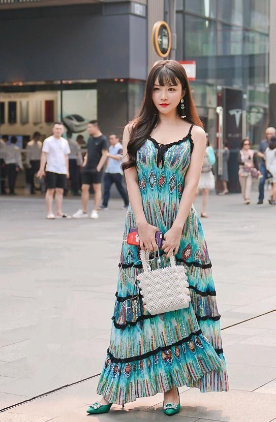 御姐|街拍:小姐姐扎着一头短马尾,戴上一副眼镜,好有一种御姐的风范