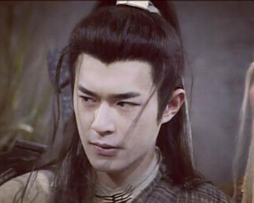 黄衫女@倚天中背景最强的高手,外公是郭靖,父亲是杨过,黄衫女管他叫叔