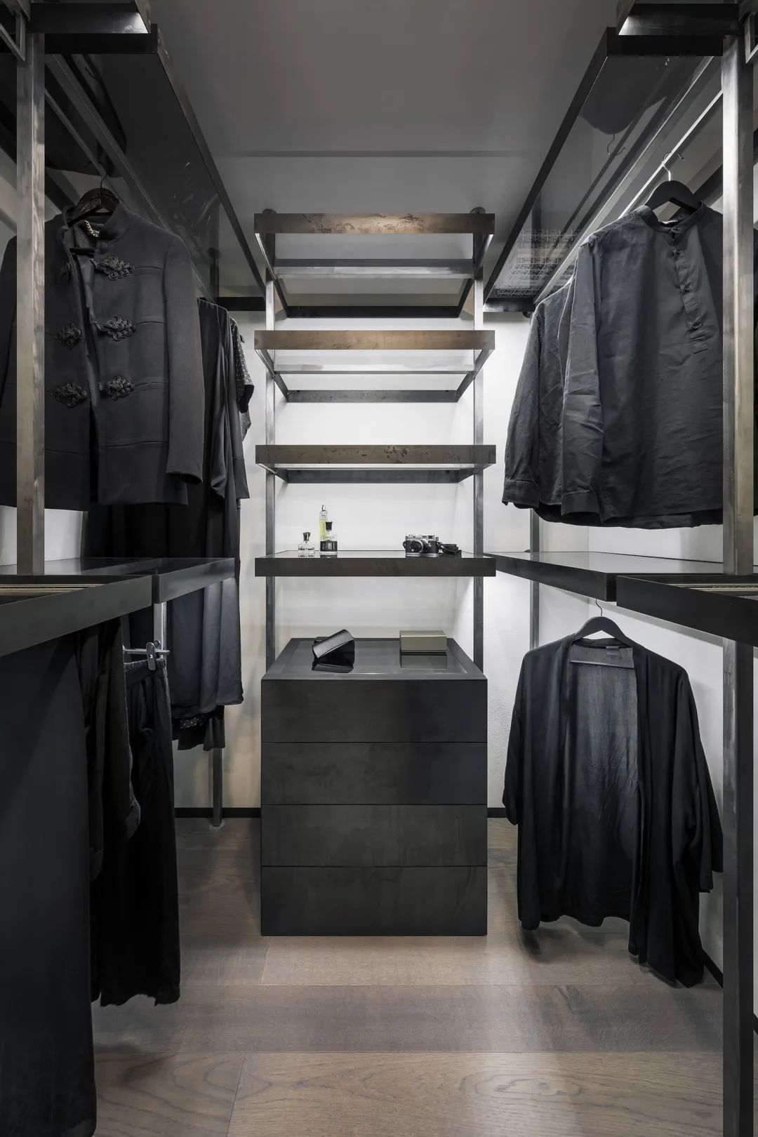 深灰色|100㎡简约工业风，粗犷朴素的高级灰，这样设计很美