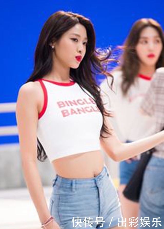 美女|街拍:长腿美女,穿牛仔裤和牛仔衣,在机场秀出小白腿!