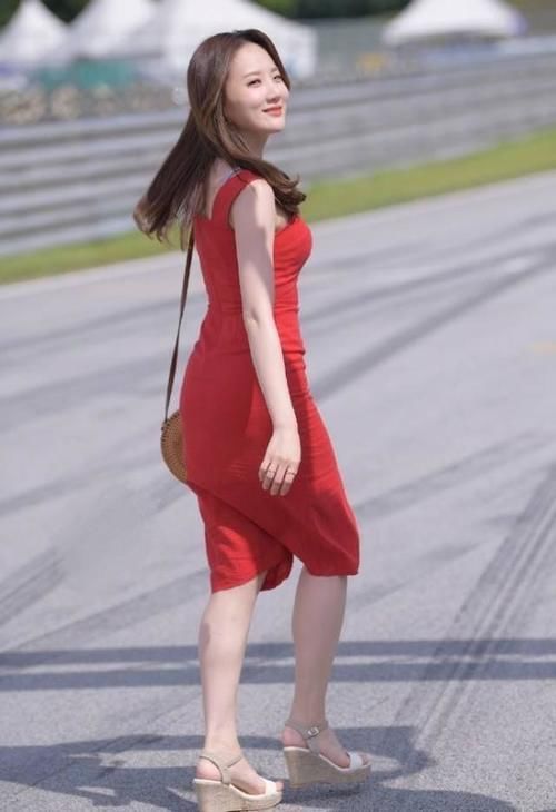 大红色 美女穿搭:大红色连衣裙搭配休闲高跟凉鞋,清纯可爱,笑容迷人