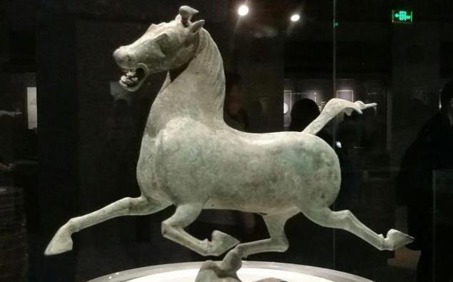 文物&“马踏飞燕”为何都是侧面照?当正面照曝光后,大家忍不住笑了