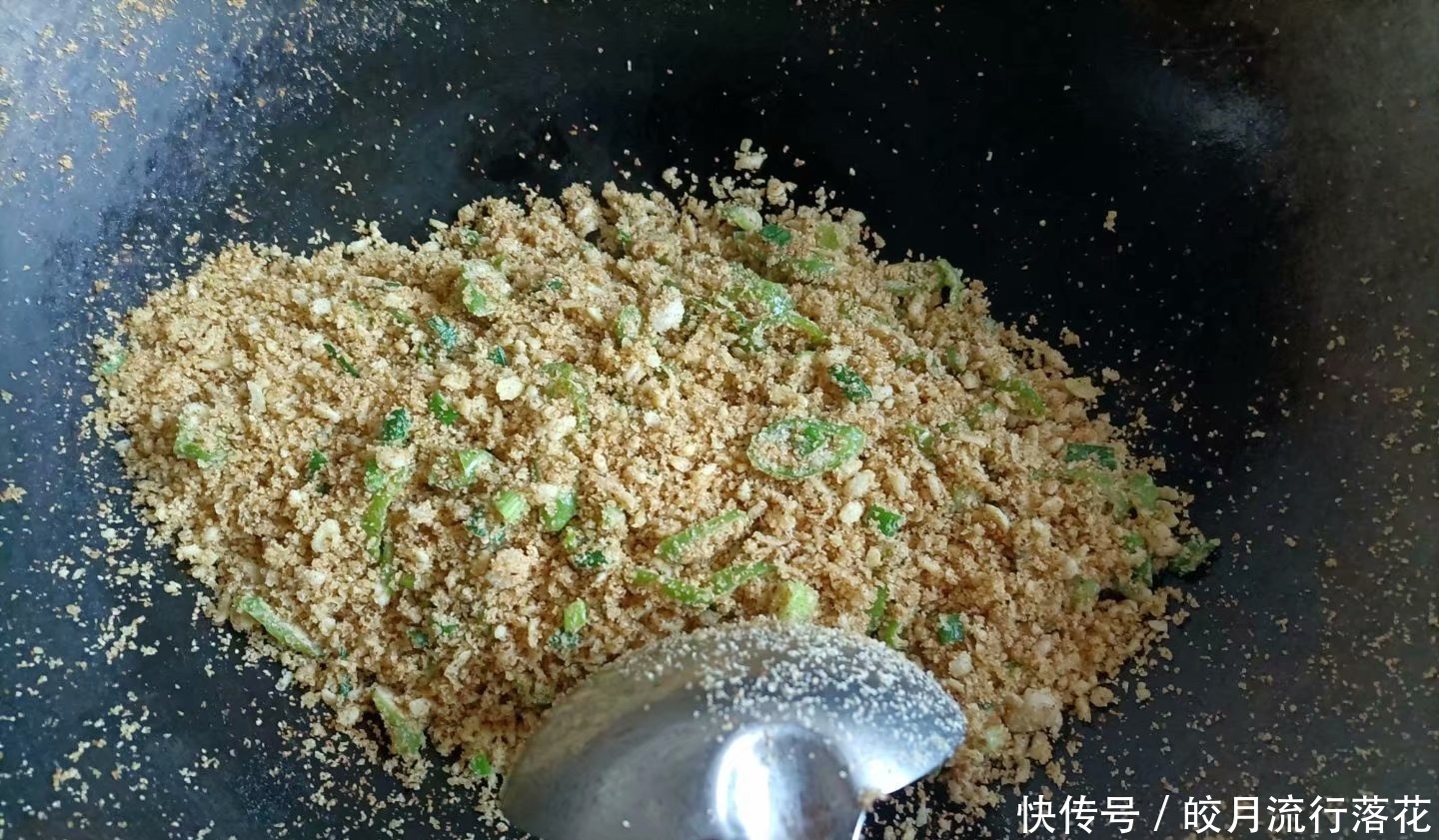 今天来做儿时常吃的一道菜炒豆渣