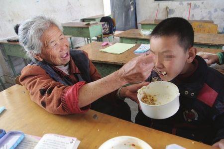 安全意识|“霸气爷爷”走红网络,下雨天带孙子出门,超豪华雨伞引路人围观