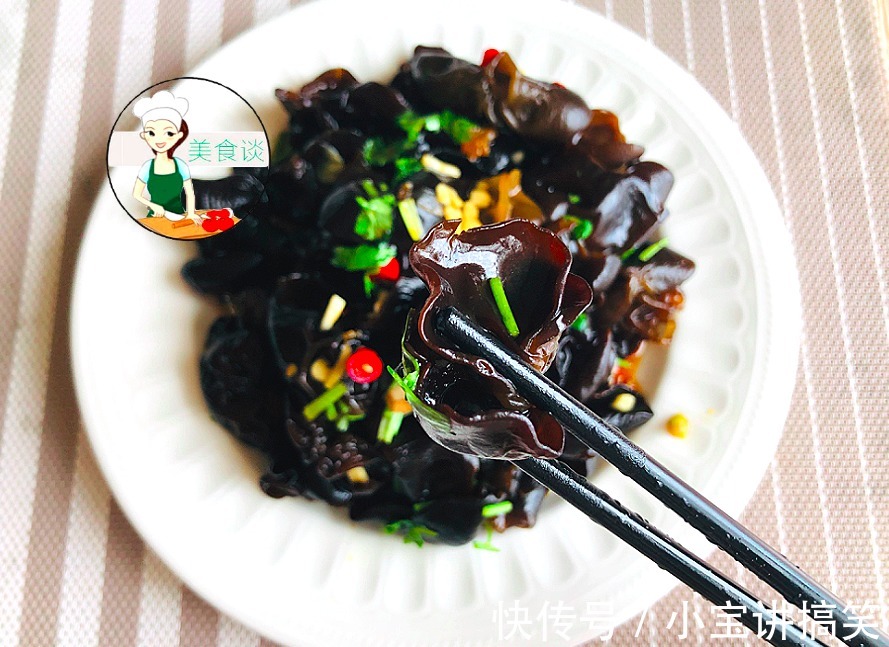 泡木耳别直接加水!大厨教您一招,晃一晃2分钟泡发,又软又干净