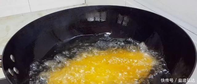 以后面粉就这样做,不发面不烫面,比鸡蛋饼好吃,个个香脆鼓大泡