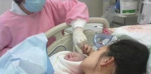 怀孕期间|“最有派头”宝宝出生后,第一件事是跟妈妈击掌:辛苦妈妈了