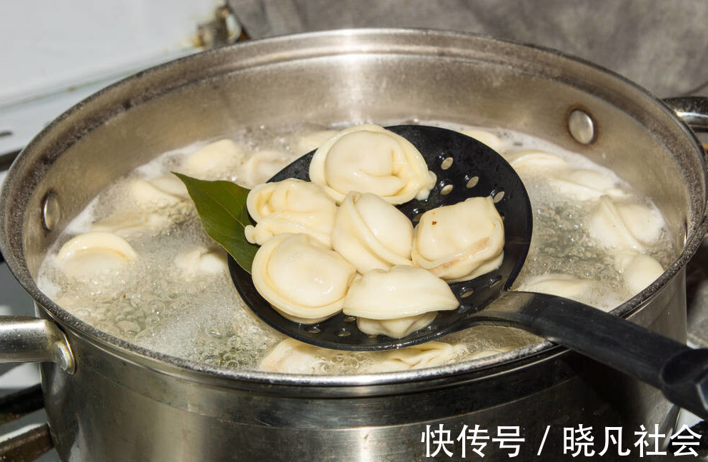 速冻饺子,用冷水煮好还是开水煮好?学会这样做,饺子劲道不破皮