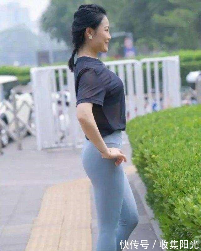 色系 灰色打底裤搭配性感紫色上衣，走在时尚的前沿，更是火热无比！