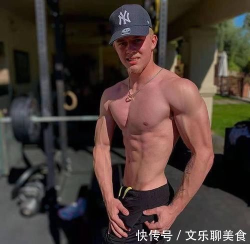 想看肌肉男的身材吗？别急，撩起衣服让你细细瞧胸肌和八块腹肌