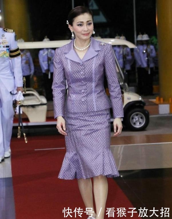 苏提达|42岁苏提达不愿服老,穿蝴蝶结高跟鞋,还在惦记那“漫画女孩”