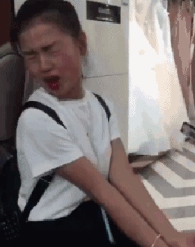|搞笑GIF:这浪好厉害啊,拍打的妹子是猝不及防啊