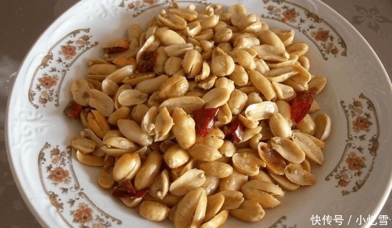 周末家庭聚餐,老妈嫌在外面吃太破费,做了11菜一汤,吃个精光