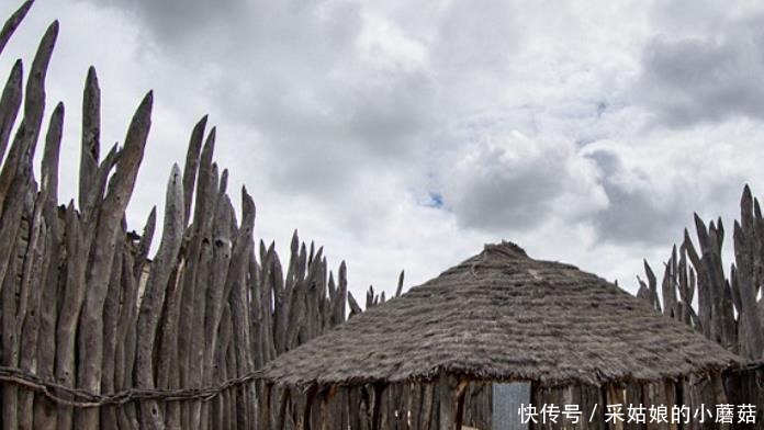 茅草|非洲最后的部落女王独自住在茅草宫殿，低调佩戴1000万红宝石！