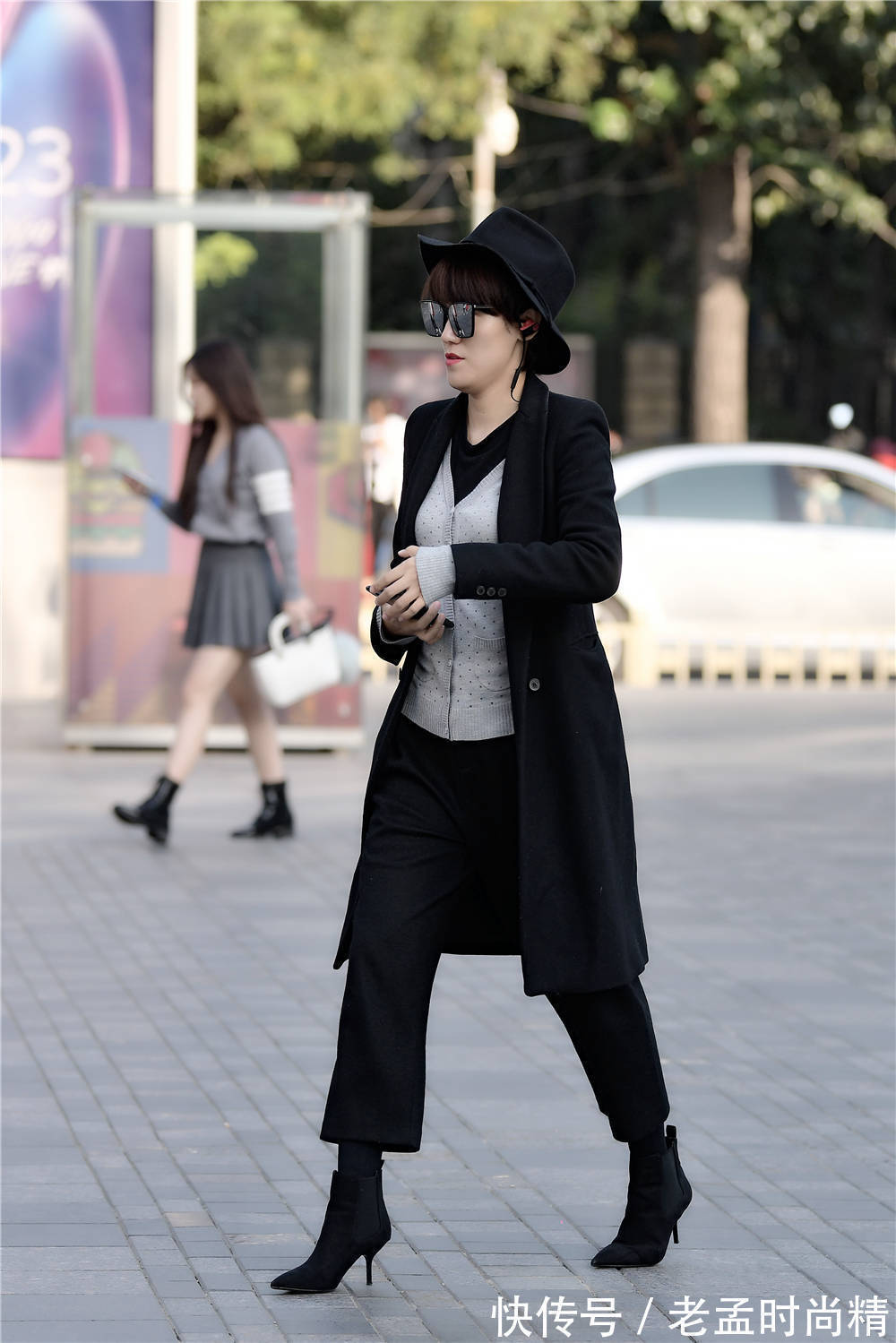 搭配|黑色尖头细跟短靴,搭配七分长裤,黑色风衣更显潇洒