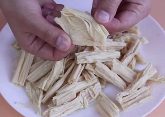 腐竹别直接用清水泡，多加2样，10分钟泡开，柔软有弹性，没硬芯