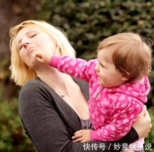 孩子|为啥宝宝爱打大人的脸?背后隐藏的“婴儿心理学”,宝妈要知道