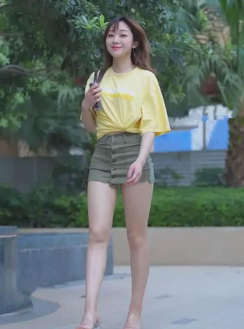 黄色|黄色上衣搭配包臀短裙，身材亮眼又吸睛，轻松穿出女神范