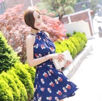 街拍：短发美女身穿蓝色碎花连衣裙，肤白貌美，很是吸睛