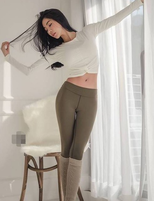 丰满性感的紧身打底裤美女,展现完美的身材曲线!