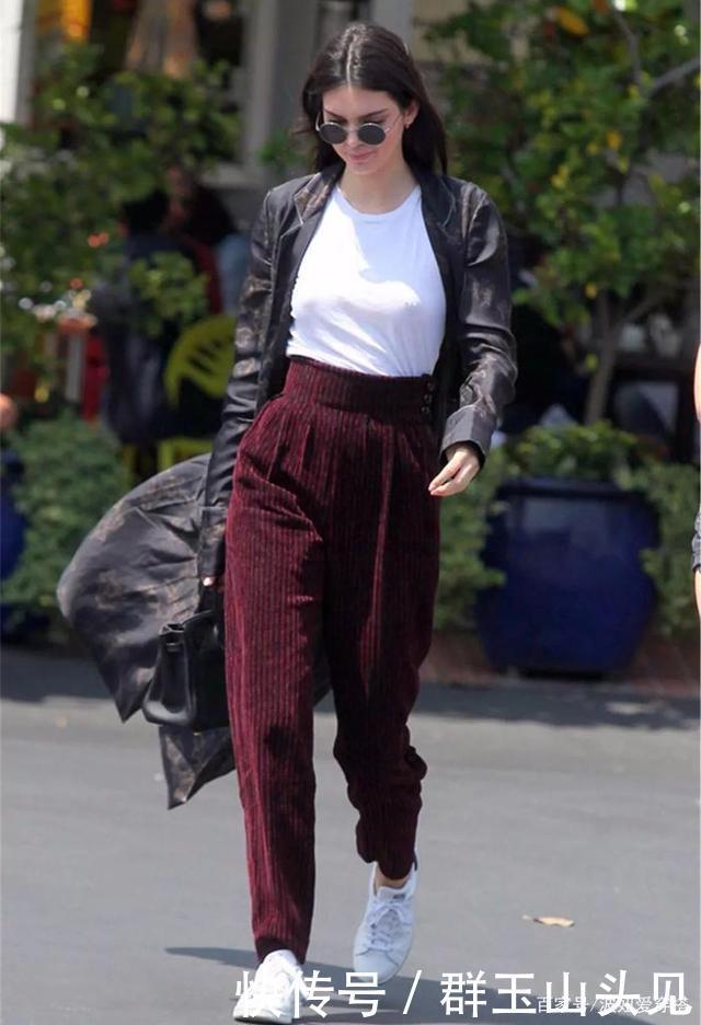 “奶奶裤”已经失宠,今年秋冬更流行“老妈裤”,时髦保暖还显高