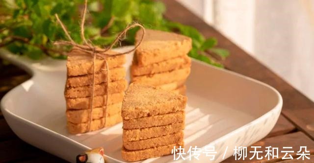 三角酥这小零食简单好做，好吃到没道理，酥到没话说，一盘不够吃！
