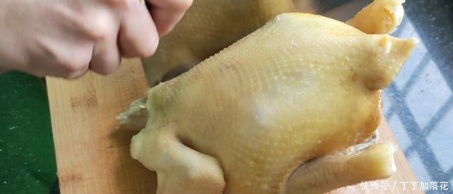 年夜饭鸡肉怎样吃教你广式白切鸡正确做法,配2种蘸料爽滑味美