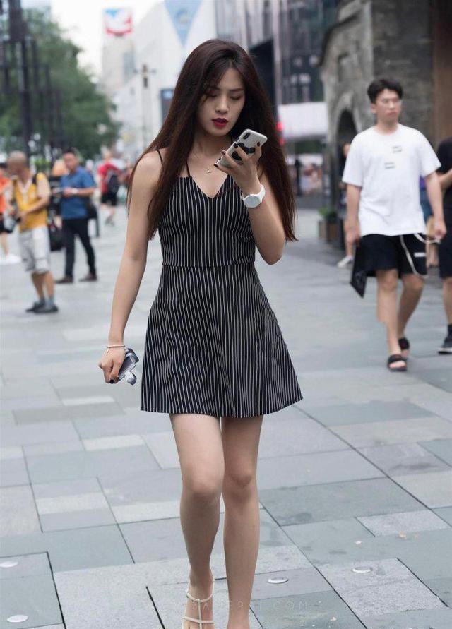 束腰|条纹束腰连衣裙搭配高跟凉鞋，青春靓丽，甜美可爱