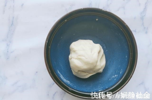 我家酥饼5年来从不用买,外酥里糯,放3天也不硬,比买的香