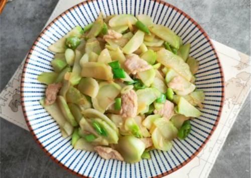 春季，遇见这菜别手软，简单炒一炒，营养互补，大人小孩都爱吃！