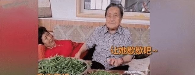 妈妈|有妈的孩子像块宝,92岁妈妈摘菜包饺子,72岁女儿看电视等吃