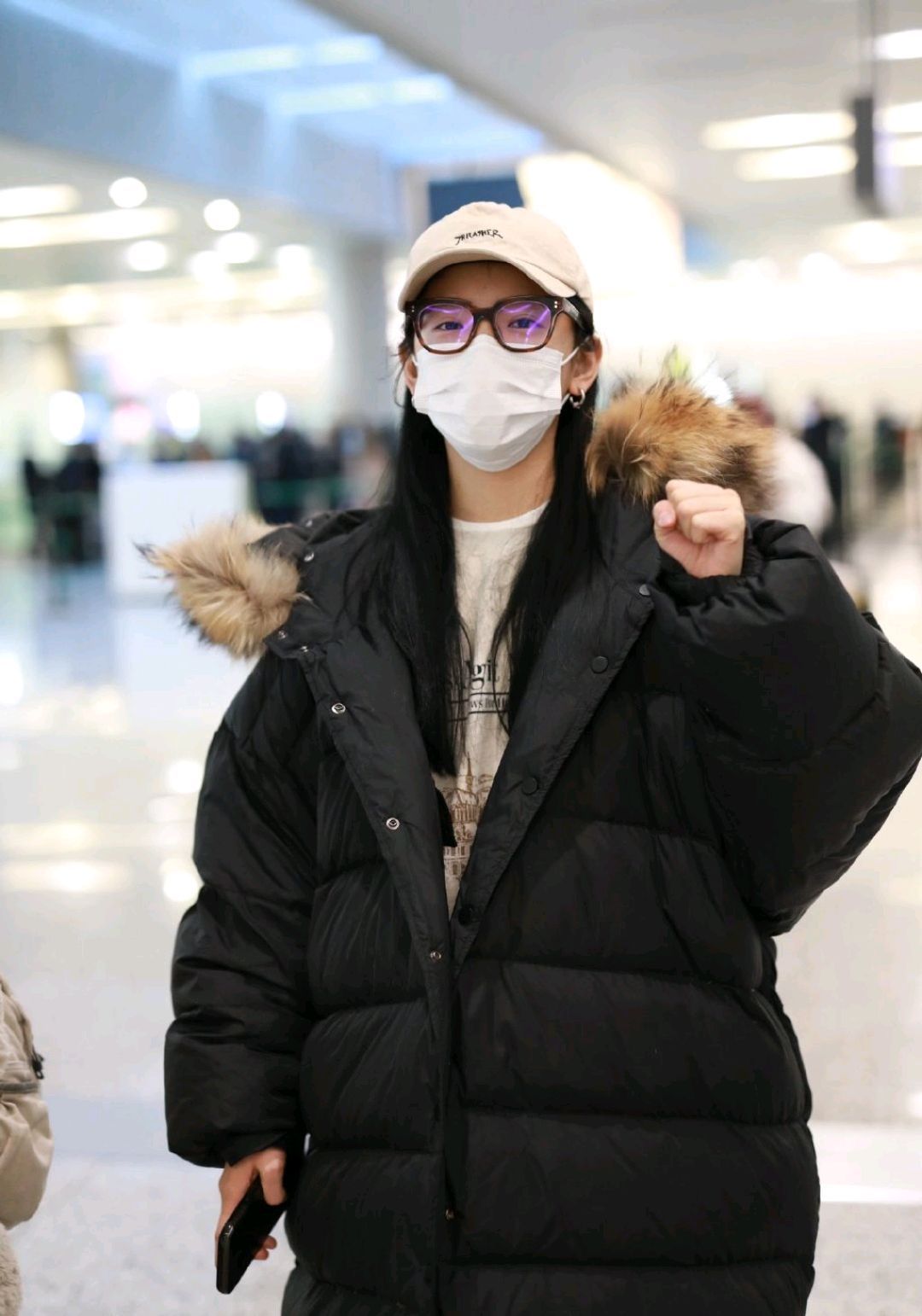 章若楠真会穿！黑色长款羽绒服保暖舒适，戴黑框眼镜也难掩女神范