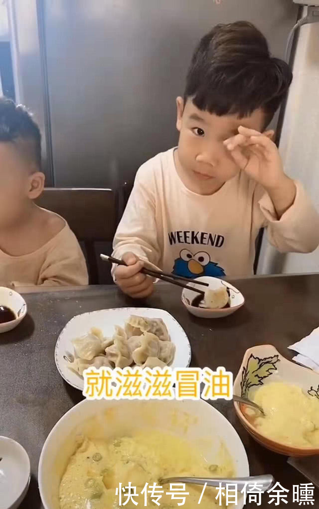 宝宝|哥哥嫌妈妈包的饺子肉少,弟弟霸气回怼,网友:二宝就是大宝克星