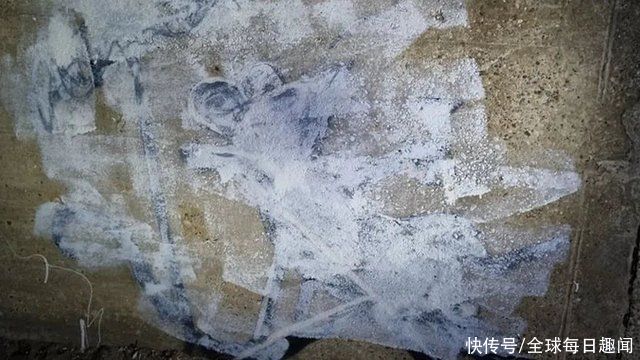 地铁报|神秘艺术家班克西最新作品:男孩用钓鱼竿钓到一只口罩，他很诧异