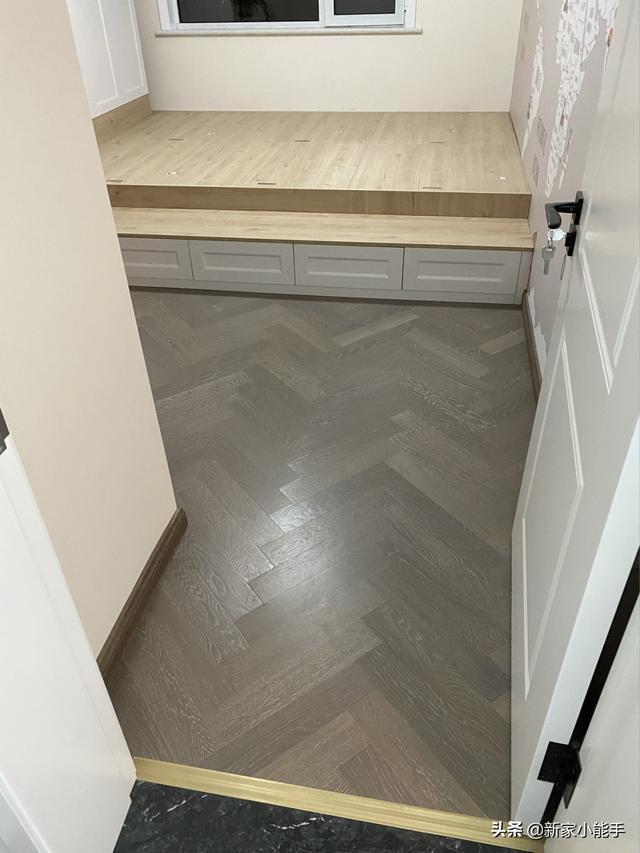 屋主|越来越多人这样装修,电视墙很实用,看她家,还没家具就很漂亮