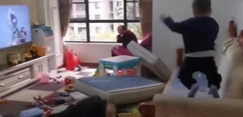 奶奶|“佛系”奶奶带娃走红,面对拆家熊娃也熟视无睹,一旁默默看戏