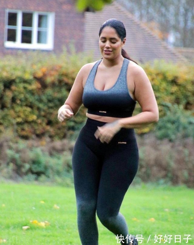 玛琳·安德森|玛琳·安德森穿运动套装跑步心情好，身材健硕有型！