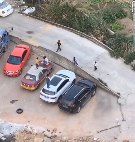 停车场变成游乐园？熊孩子在车顶玩闹，出了事情谁负责？