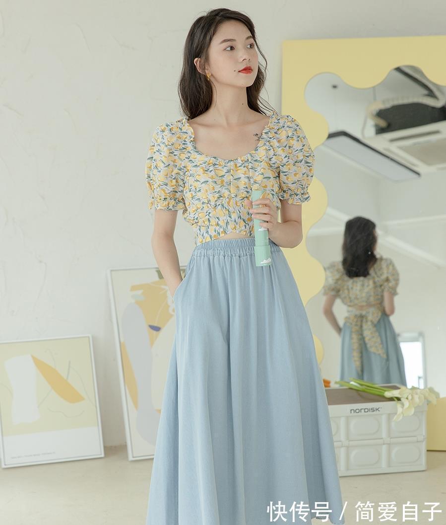 小白裙|今夏流行“碎花衬衫和半裙”，这3个穿搭思路，轻松美一整夏！