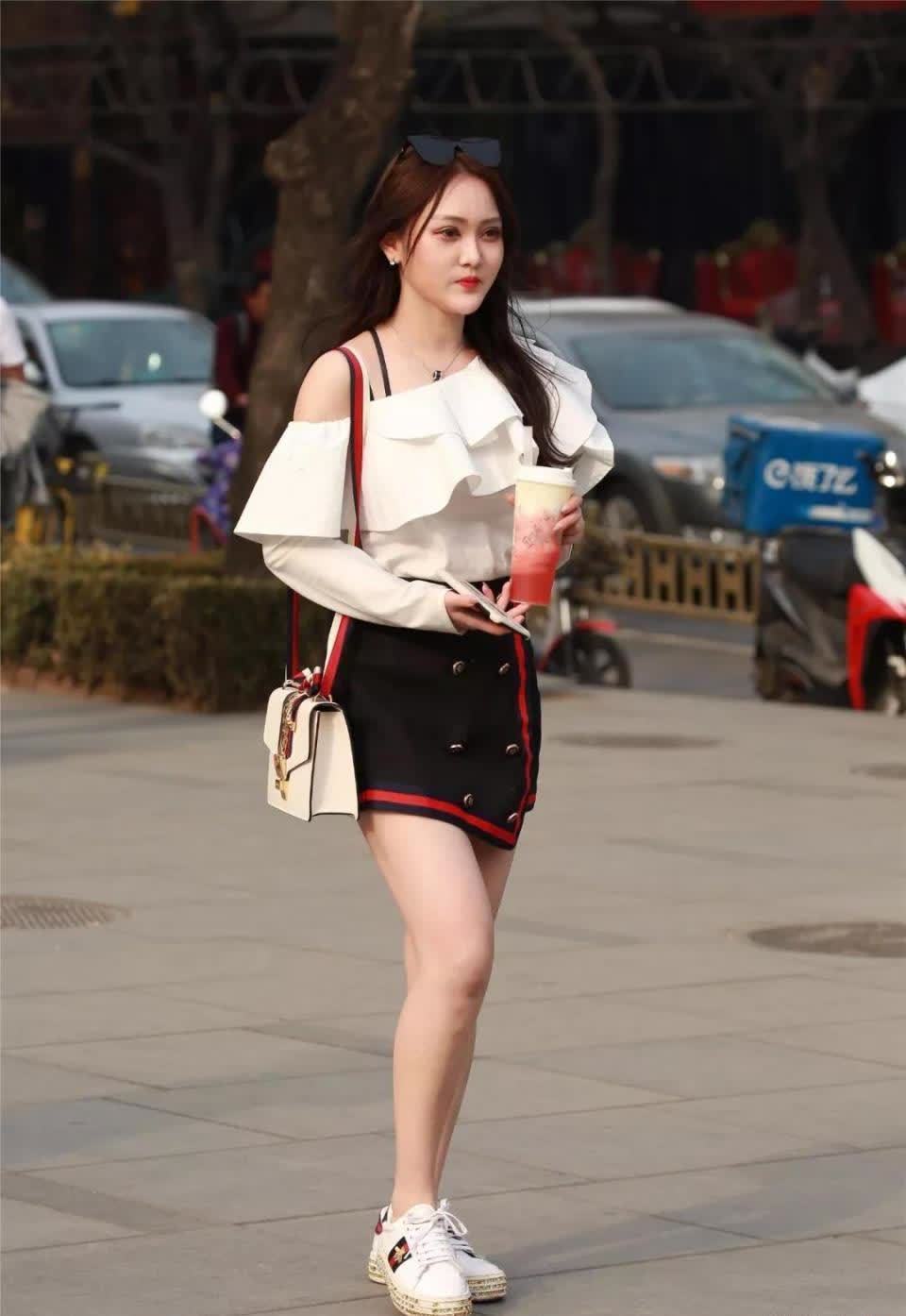 姑娘|打扮时尚穿黑色短裙的性感姑娘, 漂亮的双眼皮眼神很是迷人