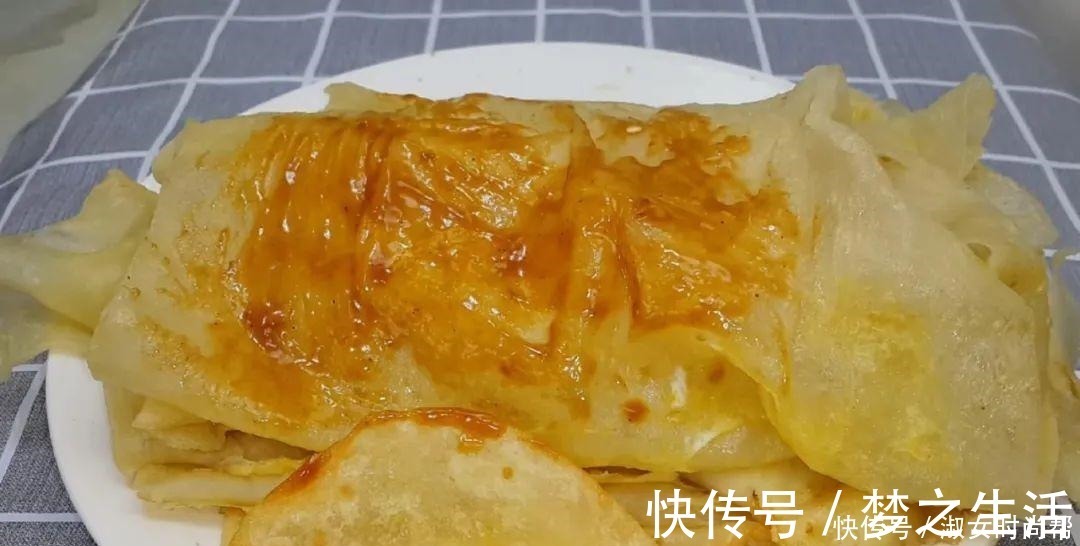 我家烙饼就爱这样做,擀杖卷一卷,张张柔软又劲道,比鸡蛋饼还香