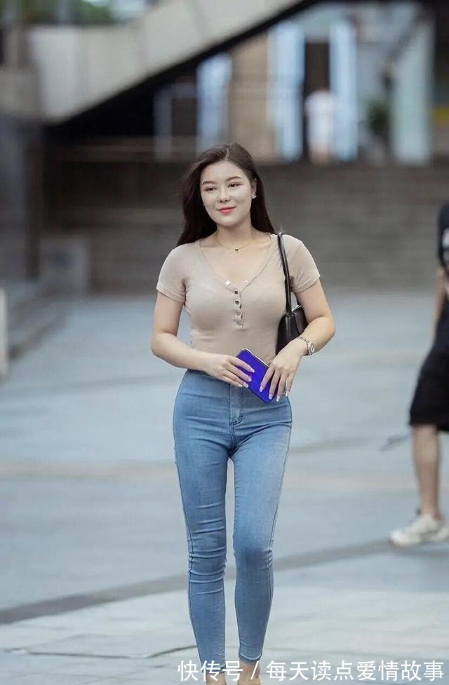 破洞牛仔裤 腐烂的街道牛仔裤,以新的面貌表现人,穿着独特的美丽!